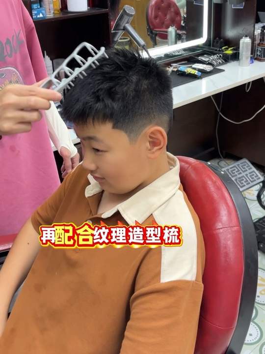 不会捏纹理造型的兄弟看过来，液体发泥在主页橱窗有 #前刺打理教程 #男士发型 #好物分享 #男士发型打理 #男生视频封面