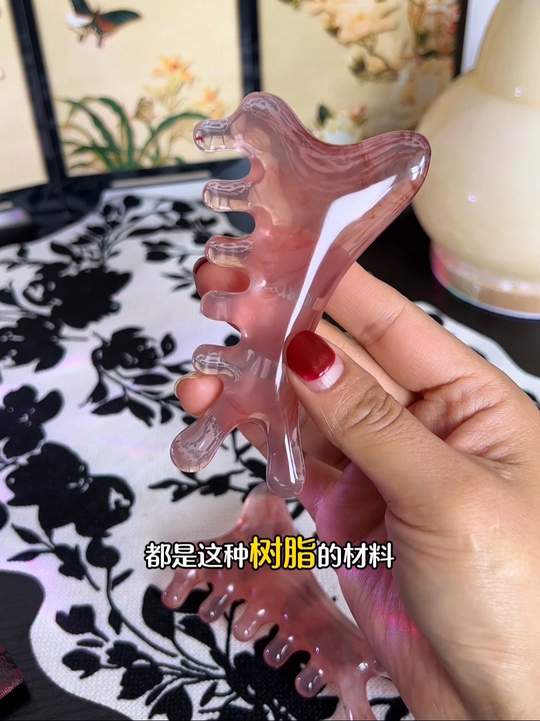 自从用了这个四合一按摩梳，皮肤和气色都更好了！上班累了也可以按一按，平时放包里也嘎嘎方便！关键树脂的质感真的很棒！#四合一多功能按摩梳视频封面