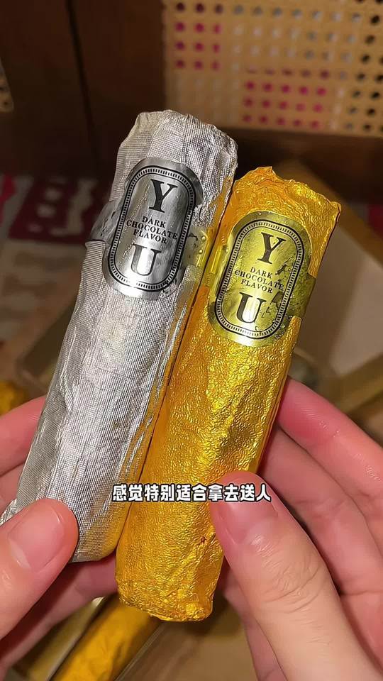 终于吃上了心心念念的雪茄造型生巧慕斯条！脆脆的梦龙外壳，搭配丝滑细腻的慕斯还有绵密的蛋糕胚，这一口简直不要太好吃了！#生巧克力 #慕斯蛋糕 #纯可可脂 #甜品治愈一切视频封面