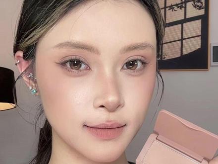挖到一款非常贴近我们皮肤血色的氛围感腮红，打出来的妆容显白又高级！#腮红 #腮红打法 #腮红推荐 #美妆视频封面
