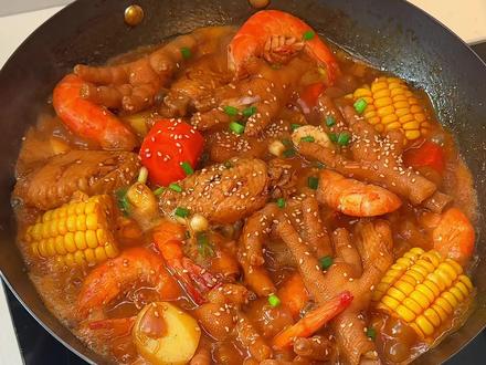 孩子在家，做了鸡翅鸡爪鲜虾煲，做法简单，软烂入味，汤汁拌着米饭巨好吃#鸡爪虾煲 #给孩子做饭视频封面