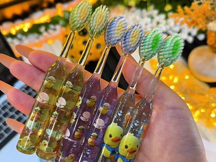 孩子刷牙敷衍了事的，一定要给她试试这种#儿童牙刷 ，不仅好看还很好用，关键价格也划算，用一支扔一支都不心疼！#儿童软毛牙刷#凸面牙刷#超便宜超划算 #牙刷推荐视频封面