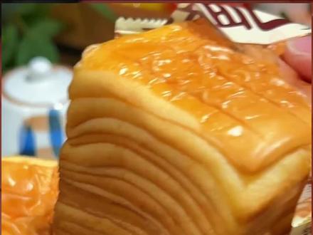 满满一大箱12个居然才卖我9块9，我直接无脑冲啊！！松软细腻，奶香味巨浓郁，饿了馋了来一个好吃又解压！#牛乳千层吐司  #早餐吃什么视频封面