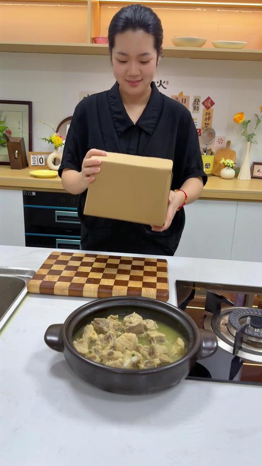 可以让你大口吃饭的#松茸调味料 ！用松茸、菌菇等蔬果提鲜，做饭就选它#松茸鲜 #调味料 #妈呀太香了视频封面