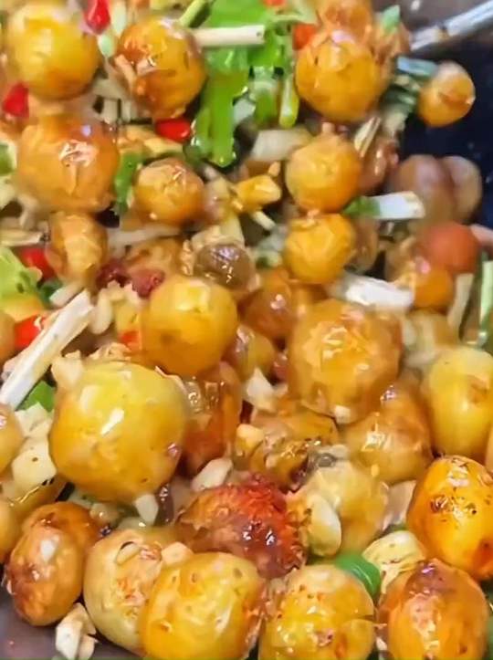 没吃过湖北恩施小土豆的你可以尝尝，真的是软糯香甜，好吃的停不下来#土豆的神仙吃法  #土豆  #洋芋  #优质农产品  #下饭菜视频封面