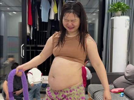三胎后总觉得自己不行、做不到！直到拉着 57 岁妈妈转起软呼啦圈才懂，根本不用复杂技巧，57 岁新手一学就会～ 每天转半小时，日常饮食少盐少油少糖，没几周妈妈就说身子轻快多了！原来改变这么简单，在家随手甩一甩，轻松变轻盈。 #居家锻炼  #逆袭  #呼啦圈懒人福音  #生命在于运动  一起动起来呀！视频封面