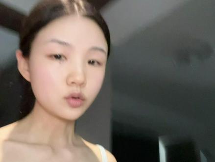 夏天一到，卫生间真的容易爆虫… 尤其洗手池、地漏附近，晚上灯一开特别明显。我现在固定会处理一下下水道，不然这种小飞虫会反反复复。家里怕虫子的真的能懂那种崩溃感。#蛾蚋 #蛾蠓 #蛾蠓怎么消灭 #杀虫剂 #蚊虫视频封面