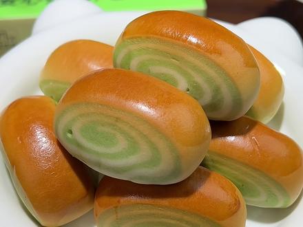 妈妈们，家里宝宝不爱吃蔬菜的，那#七小七 这个用12种果蔬做成的#牛油果菜菜小馒头 一定要安排上，配料表很干净，A2鲜奶和铁棍山药泥和面，口感奶香绵软还带着果蔬的清甜，一点也不干巴，小朋友可爱吃了#宝宝爱吃#宝宝早餐#超松软面包视频封面