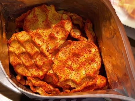 谁懂啊！这个#山西特产 石头饼干居然这么好吃！一大箱山西小石头饼5个口味混合装才这价！石子烘培制作！每块都裹满了粉料咸香酥脆！麦香浓郁！追剧酷酷炫真的不要太过瘾啊！#饼干#超便宜超划算#追剧小零食#解馋视频封面