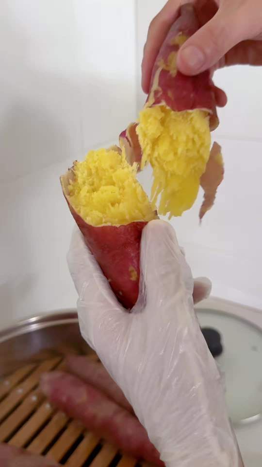 哇塞！这个#红薯 蒸出来真的太诱人了~粉粉面面沙沙糯糯的，还有浓郁的板栗香气~喜欢吃正宗#板栗红薯 姐姐们千万不要错过！#歌宝鲜生 #红薯的亿百种吃法 #红薯的神仙吃法视频封面