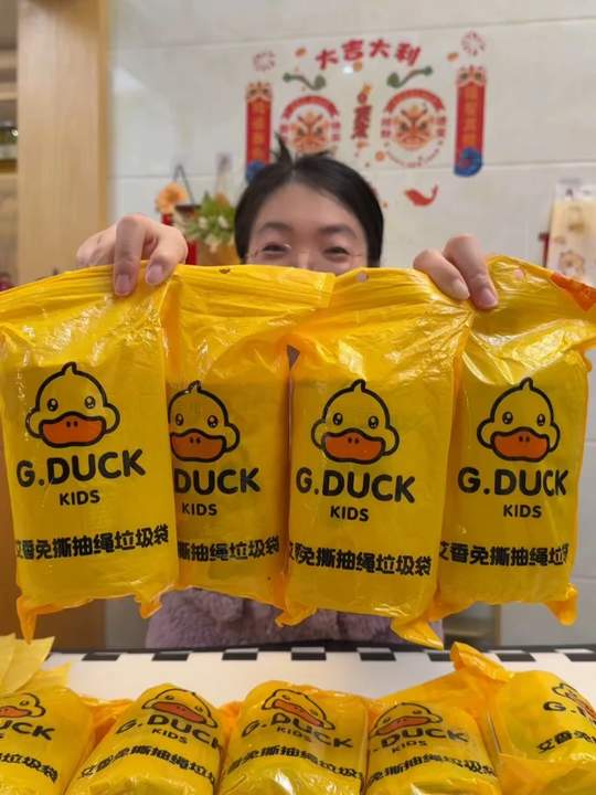 终于找到一款又便宜又结实的免撕垃圾袋了，价格便宜也就算了，质量还真是没得说，加大加厚，结实又耐用，装厨房汤汤水水也不怕漏！#源头好物#垃圾袋#免撕垃圾袋#在抖音入手的好东西视频封面