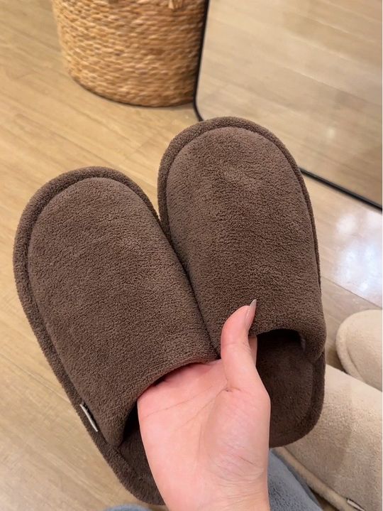 加绒加厚的静音棉拖鞋，上脚特别暖和舒服，要是还有合适的尺码赶紧薅吧，太划算了！#防滑耐磨 #居家拖鞋 #软底软面穿上超舒服视频封面