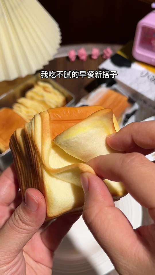 我吃不腻的早餐搭子 就是这个#小饿小满足 高钙牛乳千层吐司！一片一片撕着吃也太过瘾了 饿了馋了来一个 好吃又营养#吐司 #千层吐司 #早餐 #早餐吃什么视频封面