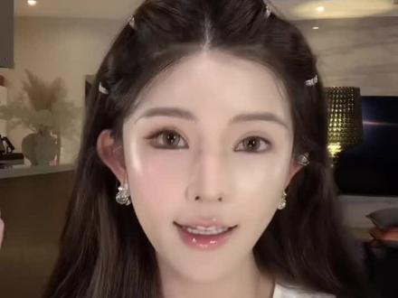 终于给姐妹们挖到了这款#小触角发扣 乐!女生真的很难拒绝这种简单又带有设计感的小玩意的吧!上头一整个显嫩住了好吗!视频封面
