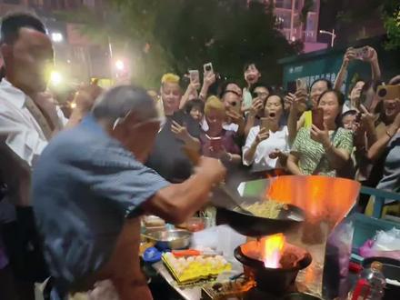 衡阳炒粉老爷爷踩着魔性小碎步来了，这个年纪了还在努力地卖炒粉，真的太不容易了#炒粉老爷爷视频封面