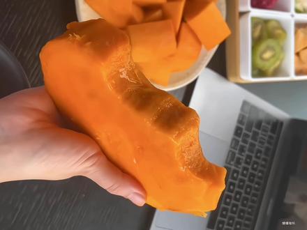 一开始我真的是因为它便宜才买的，没想到这么大这么甜这么好吃，一口下去全是芒果果肉#凯特芒果#芒果#口感非常好#现摘现发新鲜到家#好吃到停不下来视频封面