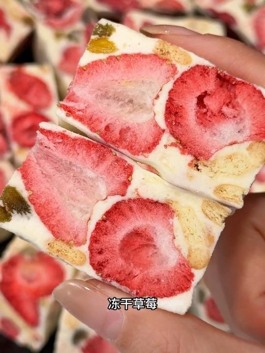 三只松鼠草莓羊奶芙#三只松鼠大品牌吃着更放心#羊奶芙#冻干大草莓视频封面