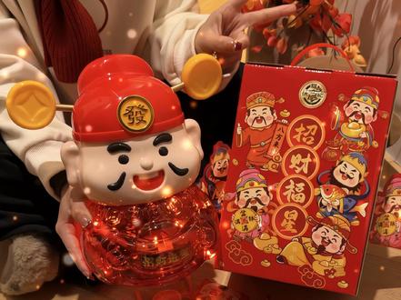啊啊啊！谁能拒绝这么有新年仪式感的#徐福记 糖果财神存钱罐礼盒呀～好羡慕 想拥有！#年货礼盒 #新年礼物 #礼物 #仪式感不能少视频封面