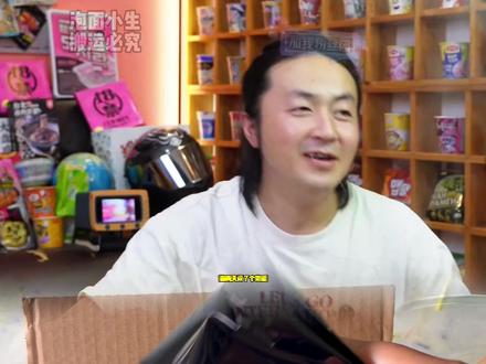 粉丝回馈老泡你的新品黑鸭火鸡面好吃到爆！！！泡面先生推出新品黑鸭火鸡面，鸭肉熬酱，还是一样大面饼四包调料，并且价格还是1.99元一包，19.9元一箱，仍然支持试吃一包，不满意可以退的。#泡面先生 #黑鸭火鸡面 #泡面先生测评 #火鸡面推荐视频封面