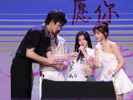 小林生日会！！神秘礼物竟是妯娌F4？ #穿书富家妯娌我和闺蜜齐上阵 #林君怡 @林君怡*6.14步步皆怡*杭州见@林美丽不营业 @向帅 @贺灵榣 @-何雨洋视频封面