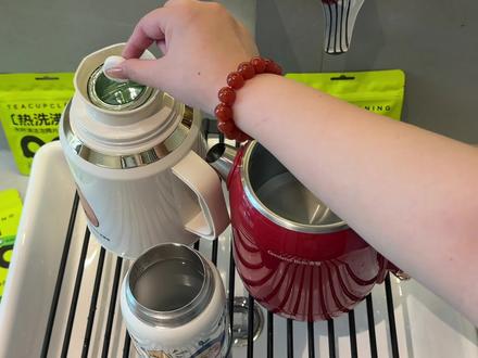 天啊！原来我们经常喝水的杯子竟然这么脏！！你就学我备上这个清洁泡腾片！用它洗完的杯子干净透亮像新的一样！平时水壶水杯保温杯都可以用它清洁，关键价格也不贵真的可以多囤点！#小仓熊 #小仓熊清洁泡腾片 #清洁水杯 #茶垢清洁剂#厨房清洁视频封面
