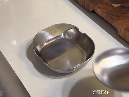 做饭时这不锈钢锅铲汤勺收纳架，太好用了！既不占地方又很稳！再也不会把台面弄得油腻腻了！#厨房好物 #锅铲架 #汤勺置物架 #收纳整理 #小东西大用处视频封面