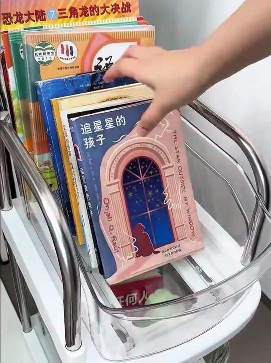 新学期给孩子的书包安个家，拿书看书都很方便，还不占桌面空间，放客厅放书房放床头好看又实用#收纳整理  #书包置物架  #学习用品视频封面