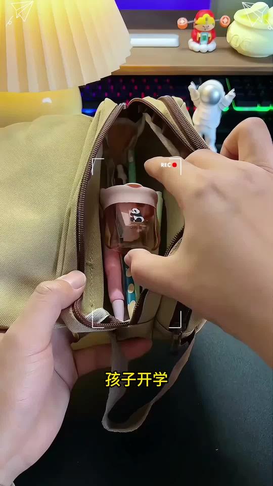 家人们！闭眼冲这款三孔一体的#卷笔刀 ，孩子的粗笔、细笔、笔芯都能削，而且体积小巧，方便携带，推荐！#学习用品#卷笔刀#开学必备#学习用品#文具安利视频封面
