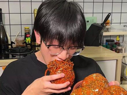 连袋子都要嗦干净！太好吃了~#红绿喷火丝 #辣条 #解馋 #童年回忆杀 #追剧小零食视频封面
