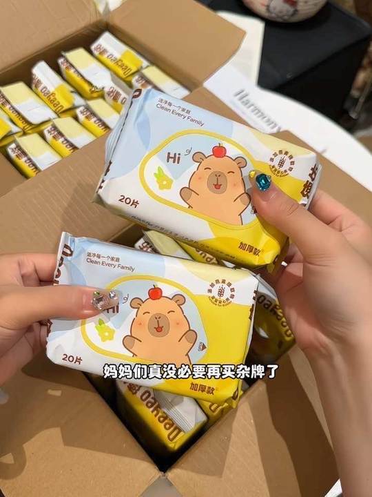 孩子开学或者带娃出门少不了的就是湿巾，德佑家新品卡皮巴拉联名的手口湿巾真的不要错过，质量嘎嘎好，真的可以囤#湿巾 #手口湿巾 #德佑湿巾 #宝宝湿巾 #开学季视频封面