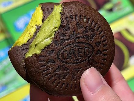 奥利奥！你怎么变膨胀了！都知道你做饼干好吃！但没想到新出的云朵蛋糕居然也这么好吃！关键新品尝鲜到手2大盒12枚官旗发货你看才啥价～龙井抹茶/茉莉开心果！松松软软的奥利奥蛋糕胚！奶油厚重又轻盈！入口即化！一口爆浆！你真的很难想象它到底有多好吃！奥利奥脑袋闭眼冲！当早餐下午茶小点心都很合适！#蛋糕 #甜品 #奥利奥 #好吃到停不下来 #妈呀太香了视频封面
