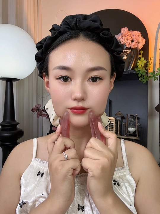 经常熬夜的姐妹必备，这个四合一按摩梳！真的好好用！护肤后刮一刮，不仅吸收快，脸都变精致了，平时放包包里也方便！闭眼入手两个！#四合一多功能按摩梳#圆润光滑视频封面