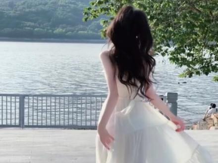 仙女们，夏天穿裙子可别再里三层外三层的了，这款三合一的基底裤太好穿了，收腹提臀一条全搞定，爱穿裙子的真的可以多囤几条换着穿！#打底裤 #安全裤#安全裤防走光 #收腹提臀视频封面