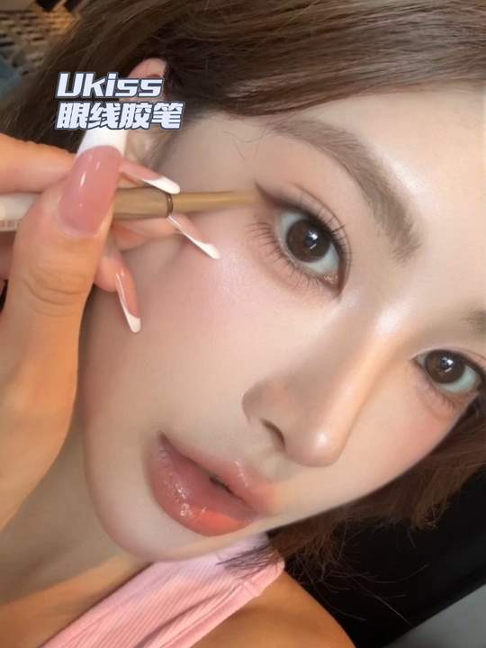 日常氛围感本命 棕色眼线太好画了 #氛围感 #眼妆 #眼线胶笔视频封面