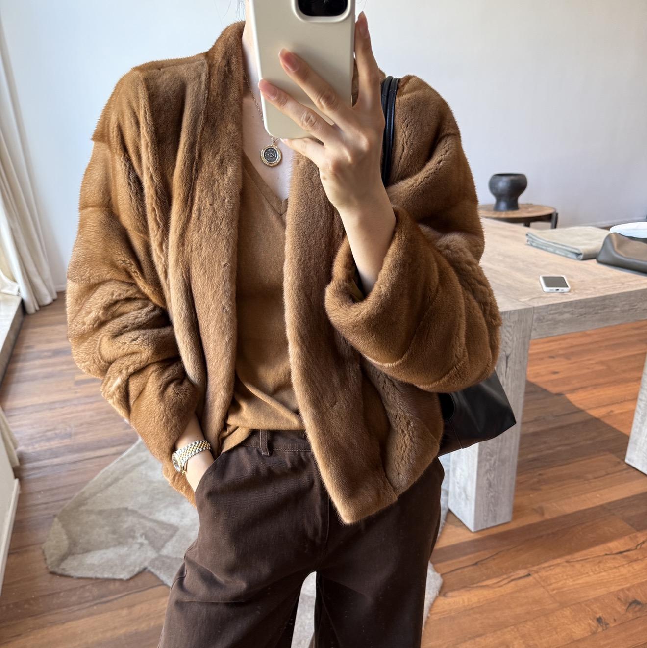 深耕皮草行业17年,拒绝价值叙事,只做一件事,专注于匠心产品与服务。直播封面