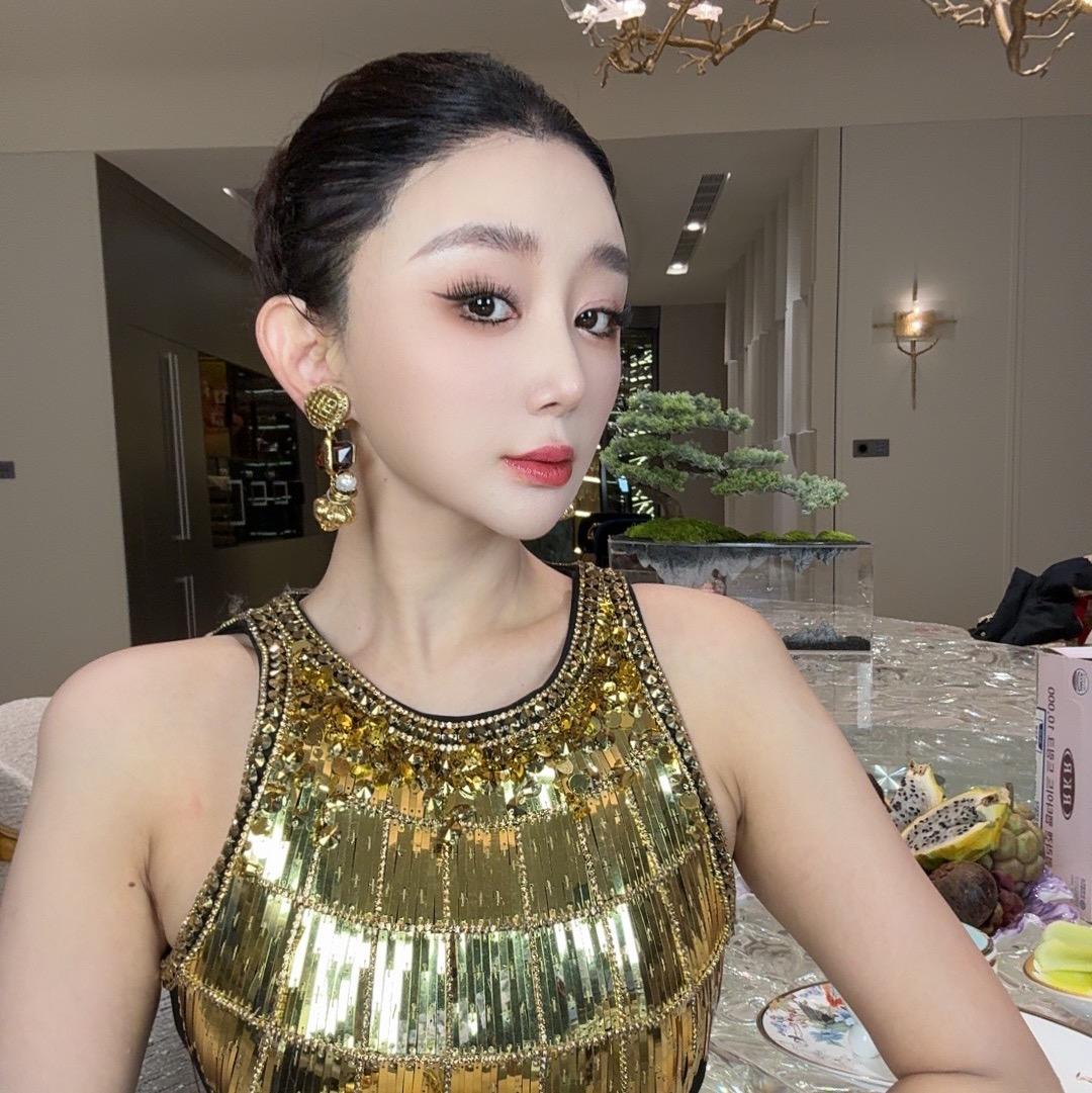 41岁女明星聊八卦直播封面