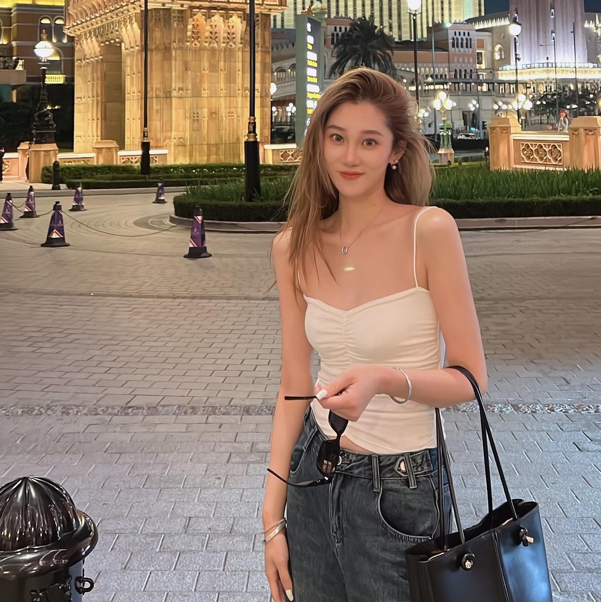 你看像不像某彤直播封面