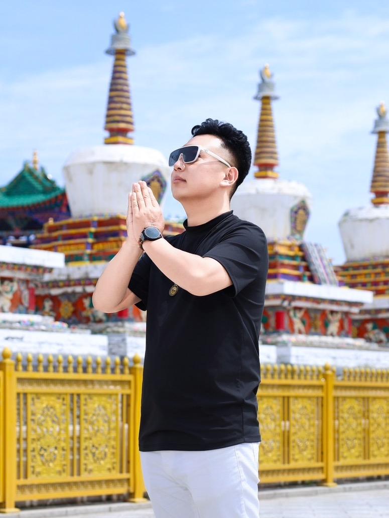 快来看啊！发生了什么事这么多人直播封面