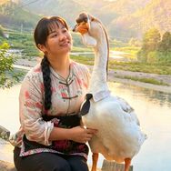 莲妹妹跟大鹅卖山货抖音达人头像