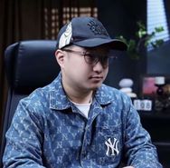 火爆谈足球-光迷失百货抖音达人头像