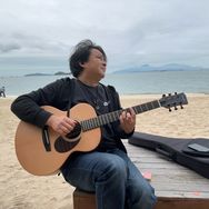 弹吉他的咸鱼抖音达人头像