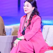 万般微颜创始人张海伦3号晚儿子定婚送喜糖抖音号头像