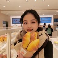 小燕子爱吃肉抖音达人头像
