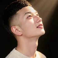 @贵州小杨🎵坤gg抖音达人头像