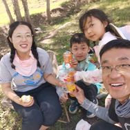 超人妈妈带着两个孩子追光（大）抖音达人头像