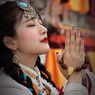 悦街拍-锅庄舞@摄影师韩雷抖音达人头像