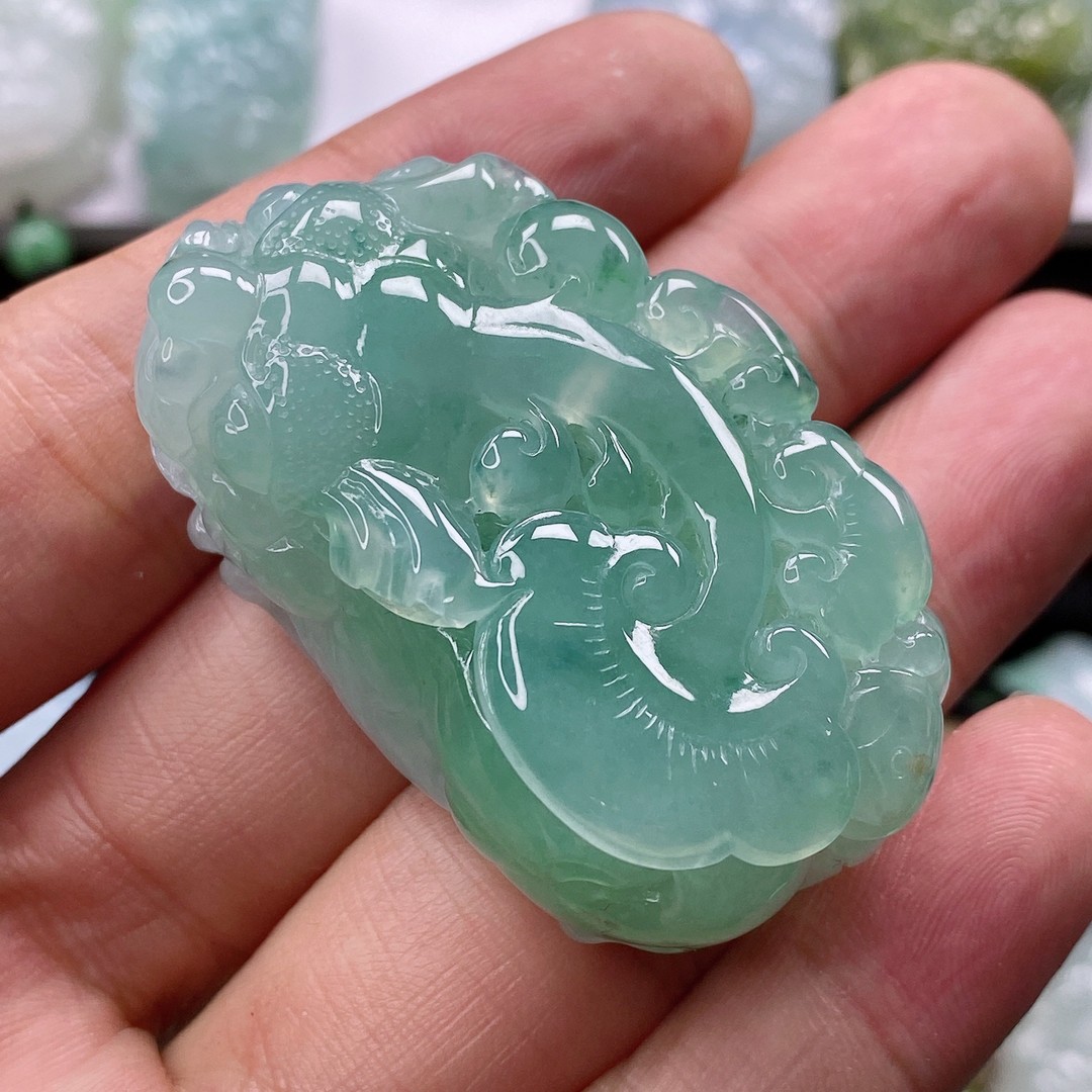 缅甸天然A货翡翠冰润精雕胶感飘绿口含珠招财如意貔貅吊坠男女商品图