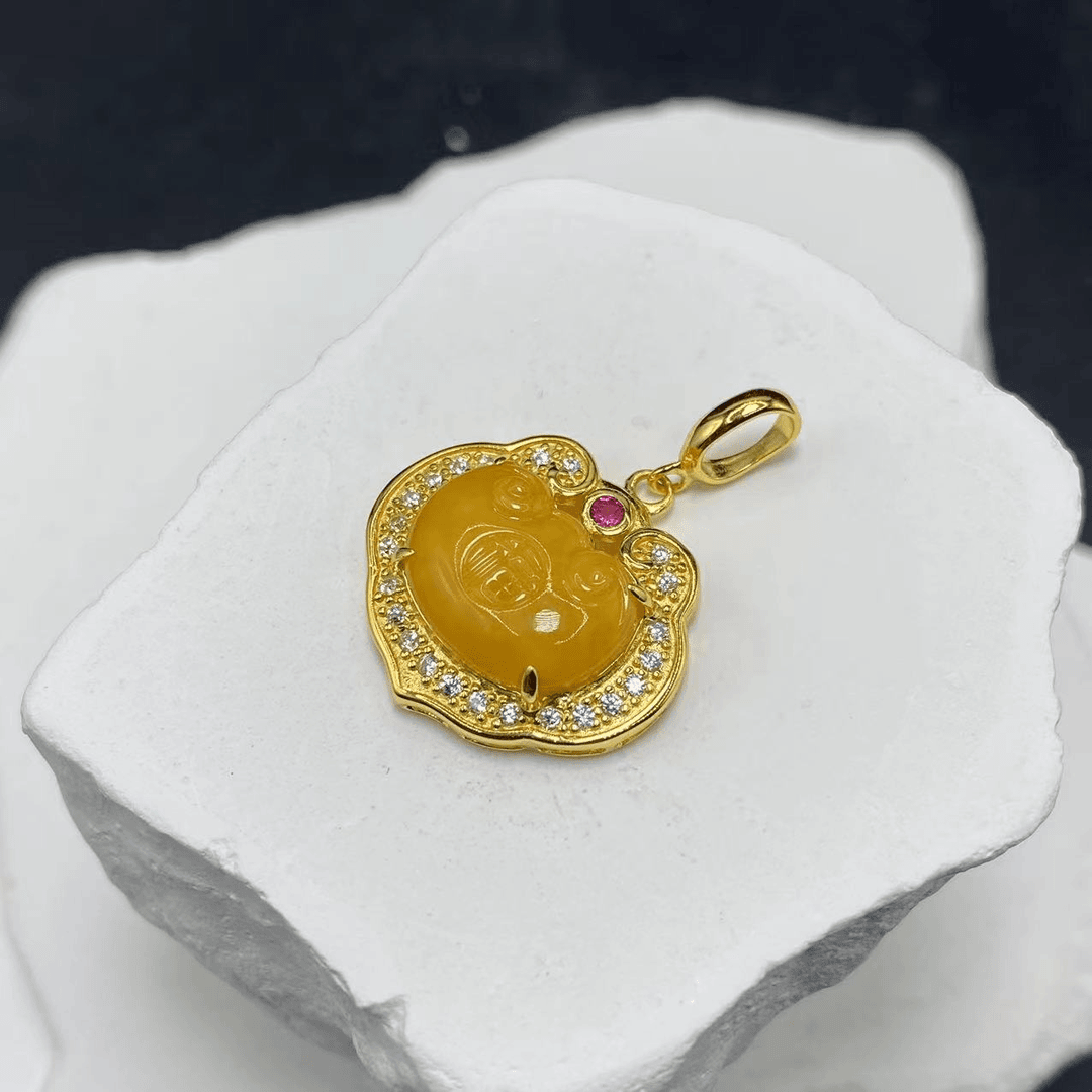 【铭记珠宝】s925银镶蜜蜡吊坠25-M03L47【尺寸9*13mm】多样性发一件商品图