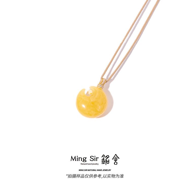 【铭舍 月亮浓花】天然俄料蜜蜡雕刻月亮吊坠颈饰（多样性发其一）商品图