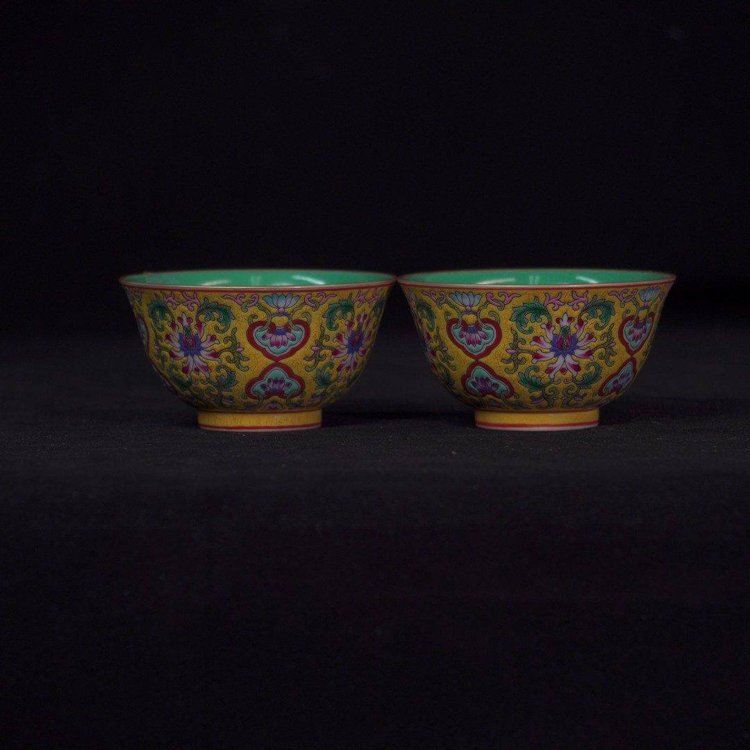 lot8020-x清·黄地粉彩缠枝莲纹对杯-d8.2-zgw08140001001035-36商品图